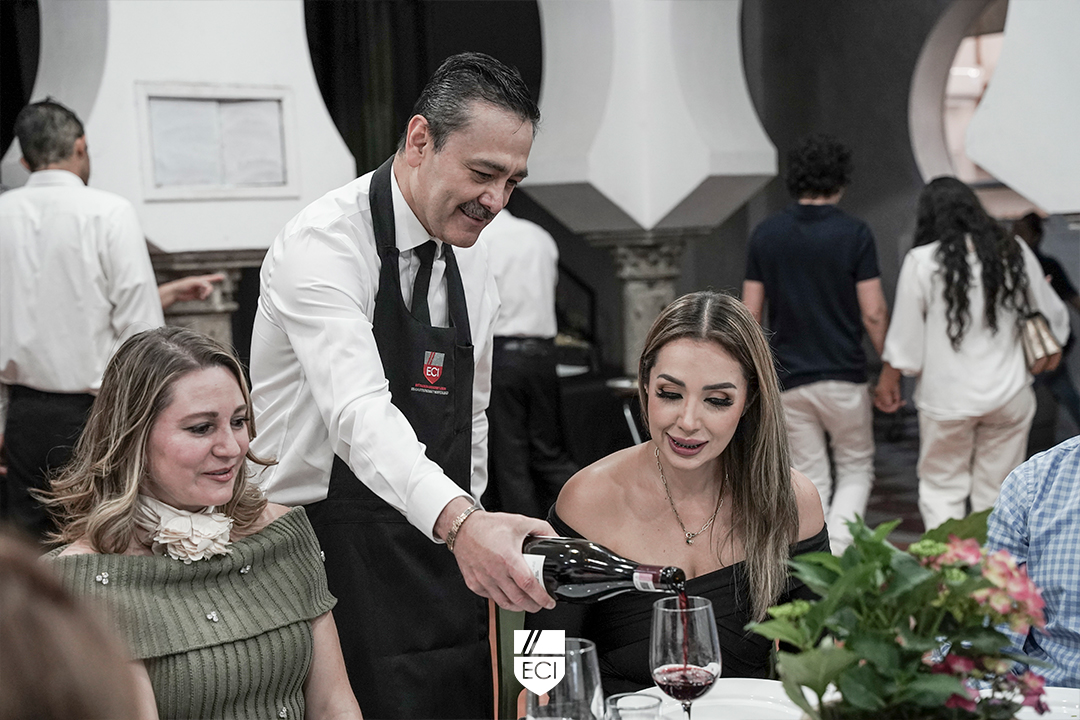 ECIGdl's tweet photo. De esta manera nuestros alumnos de la Especialidad en Sommelier 🍷 concluyeron sus estudios, un año en donde aprendieron y pusieron en práctica sus conocimientos sobre el mundo vinícola, ¡Muchas felicidades! 🙌 #SoyECI https://t.co/ImY9qoYM3N