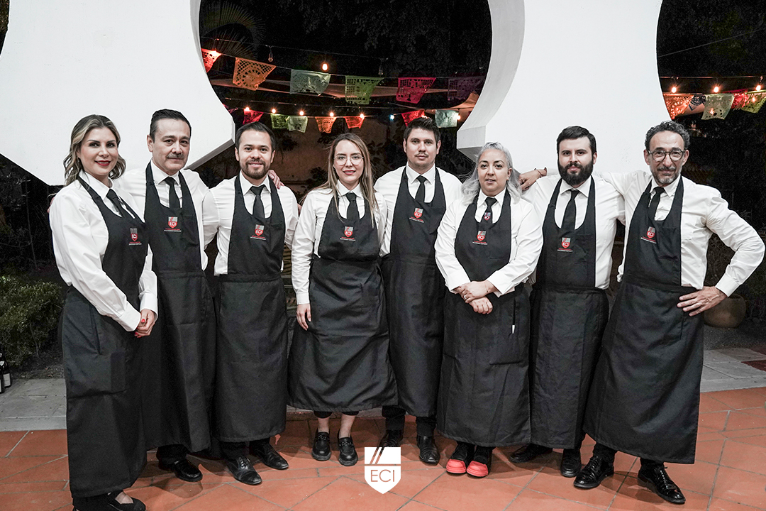 ECIGdl's tweet photo. De esta manera nuestros alumnos de la Especialidad en Sommelier 🍷 concluyeron sus estudios, un año en donde aprendieron y pusieron en práctica sus conocimientos sobre el mundo vinícola, ¡Muchas felicidades! 🙌 #SoyECI https://t.co/ImY9qoYM3N