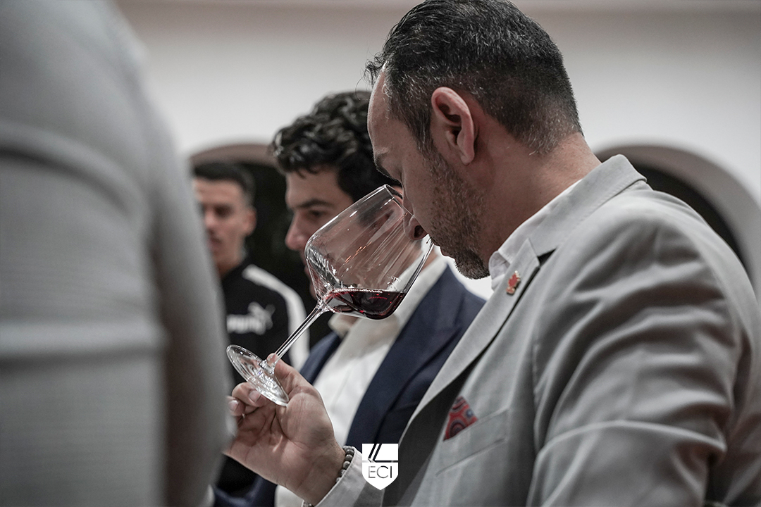 ECIGdl's tweet photo. De esta manera nuestros alumnos de la Especialidad en Sommelier 🍷 concluyeron sus estudios, un año en donde aprendieron y pusieron en práctica sus conocimientos sobre el mundo vinícola, ¡Muchas felicidades! 🙌 #SoyECI https://t.co/ImY9qoYM3N
