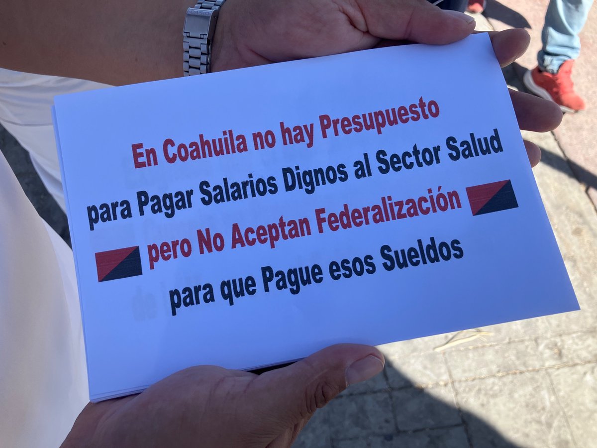 Este lunes personal de salud eventual de La Laguna de Coahuila reparte volantes en Torreón para exigir que el <a href="/GobDeCoahuila/">Gobierno de Coahuila</a>  se suscriba al <a href="/IMSS_BIENESTAR/">IMSS Bienestar</a>  y así lograr estabilidad laboral. -AS