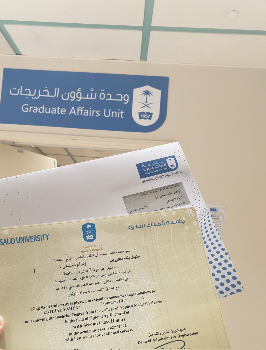 m_toly2's tweet photo. الحمد لله حباً وشكراً وامتناناً، الذي بفضله ها أنا اليوم أنظر الى حلم طال انتظاره وقد أصبح واقعاً افخر به ❤🎓 https://t.co/d15GN0bPO8