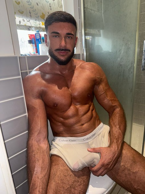 Anyone for a shower session?😈 https://t.co/tOTUbWEnjv