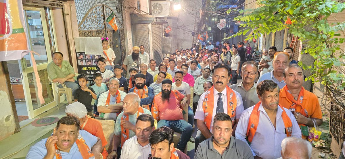 RamvirBidhuri's tweet photo. दक्षिणी दिल्ली लोकसभा क्षेत्र से भारतीय जनता पार्टी के उम्मीदवार रामवीर सिंह बिधूड़ी के समर्थन में गोविंदपुरी में जनसभा का आयोजन किया गया। जनसभा का आयोजन क्षेत्रीय निगम पार्षद श्री चंद्र प्रकाश जी की ओर से किया गया। जनसभा में उपस्थित सभी क्षेत्रवासियों ने दिल्ली की केजरीवाल सरकार के खिलाफ अपना जबरदस्त रोष प्रकट करते हुए कहा कि हमारे क्षेत्र में पीने का पानी नहीं है, सीवर लाइंस जाम हो रखीं हैं, सड़कें टूटी पड़ीं हैं, कोई कम्युनिटी सेन्टर नहीं है और पार्किंग की भारी समस्या है। इसके चलते उन्होंने आदरणीय प्रधानमंत्री श्री नरेंद्र मोदी जी के प्रति अपना विश्वास प्रकट करते हुए भाजपा प्रत्याशी को वोट देकर तीसरी बार भाजपा की सरकार बनाने का संकल्प लिया। भाजपा प्रत्याशी ने इन सभी समस्याओं के समाधान के लिए चुनाव के बाद यथासंभव प्रयास करने का आश्वासन क्षेत्रवासियों को दिया। इस अवसर पर दक्षिणी दिल्ली के पूर्व उप महापौर श्री सुभाष भड़ाना जी, मंडल अध्यक्ष श्री राजपाल सिंघल जी, सरदार सुखबीर सिंह बंटी जी और क्षेत्र के अनेक गणमान्य नागरिक भी उपस्थित थे।

@blsanthosh

#ramvirsinghbidhuri #SouthDelhiLokSabha #ModiKiGuarantee #LokSabaElections2024 #PhirEkBarModiSarkar