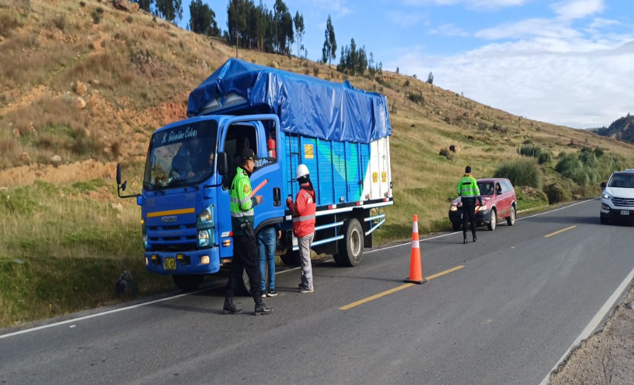 sutranperu's tweet photo. En #Recuay, nuestra Unidad Desconcentrada de Áncash ejecuta acciones de control para garantizar un tránsito seguro y ordenado hacia Huaraz, Barranca, La Unión, Lima y Huari. #SutranProtegiendoTuVida https://t.co/jICTC0fQGQ