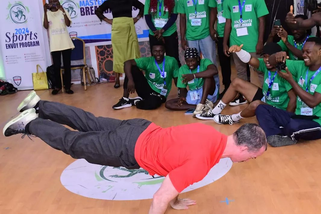 playitdreamit's tweet photo. The session was quite an interesting one as the Envoys shared different techniques on how to approach the Olympic competition.
Join us tomorrow for Day 2 Masterclass.
#Nationalbreakdancechampionship
#FAMEFoundation
#2024Sportsenvoyprogram
#Breakdancing
#Masterclass https://t.co/gfAYdp7my5