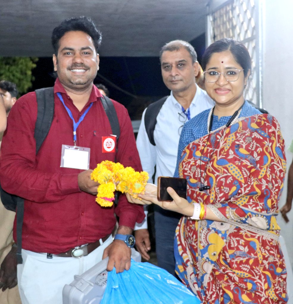 collectorjhabua's tweet photo. कलेक्टर एवं जिला निर्वाचन अधिकारी नेहा मीना, पुलिस अधीक्षक श्री पद्म विलोचन शुक्ल के द्वारा विधानसभा थांदला के ईटानखेड़ा मादलदा  मतदान केंद्र क्रमांक 113 शासकीय माध्यमिक विद्यालय से आए पहले मतदान दल का ढोल बजाकर एवं पुष्पमाला से स्वागत  किया गया।

#LokSabhaElection2024 https://t.co/xbD0fd3vN5