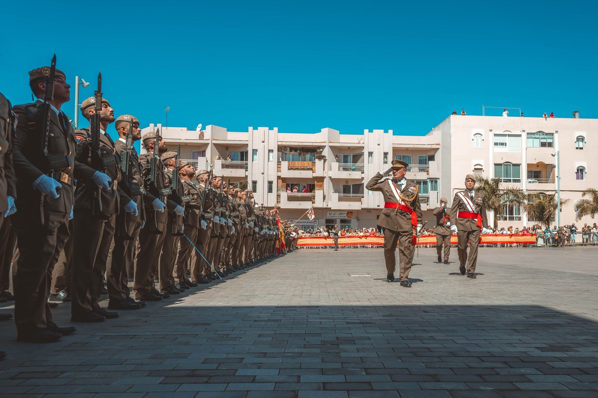 Ayer fue una jornada festiva en la Plaza de los Pescadores de Morrojable 🇮🇨#Fuerteventura donde se celebró junto a familiares y amigos el Acto de Jura de Bandera de personal civil organizado por el RI 9 #BRICANXVI  y presidido por el teniente general Salom, jefe del @MCANA_ET 🇪🇸