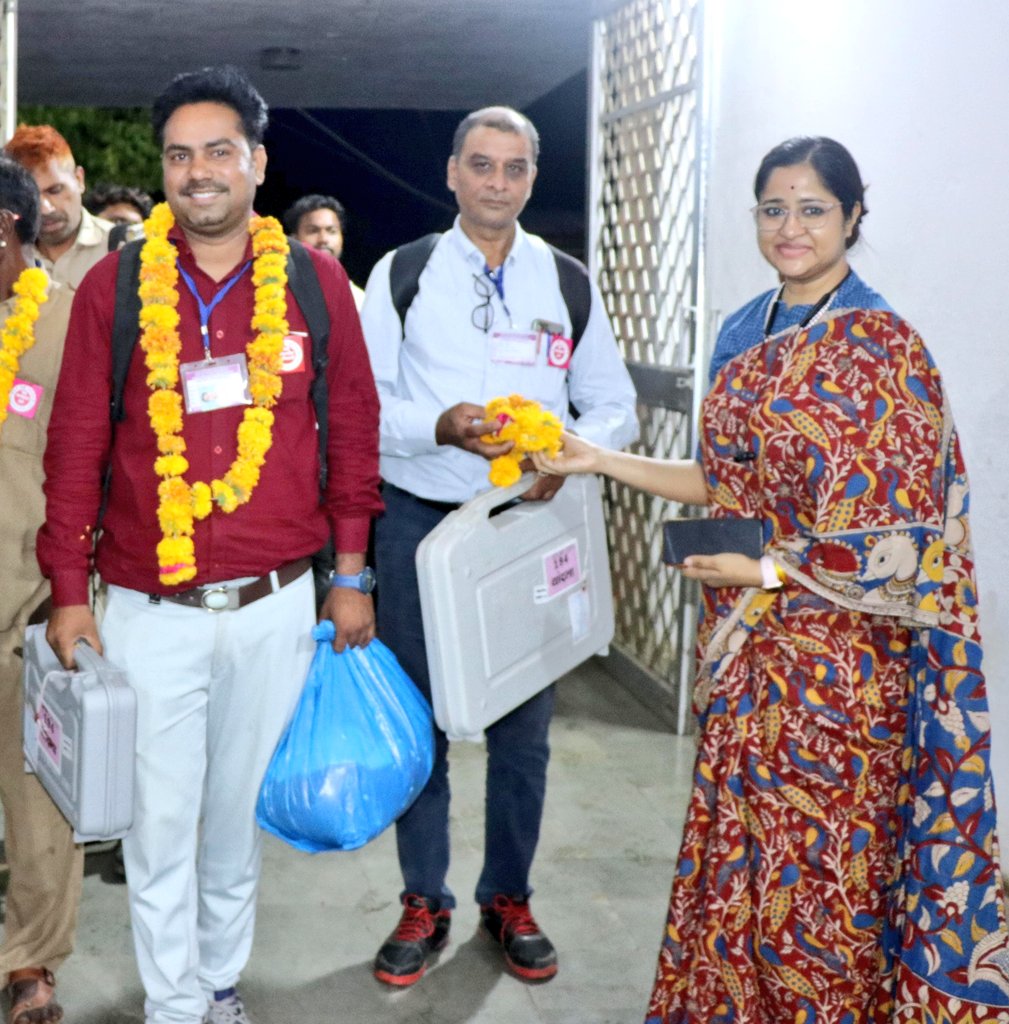 collectorjhabua's tweet photo. कलेक्टर एवं जिला निर्वाचन अधिकारी नेहा मीना, पुलिस अधीक्षक श्री पद्म विलोचन शुक्ल के द्वारा विधानसभा थांदला के ईटानखेड़ा मादलदा  मतदान केंद्र क्रमांक 113 शासकीय माध्यमिक विद्यालय से आए पहले मतदान दल का ढोल बजाकर एवं पुष्पमाला से स्वागत  किया गया।

#LokSabhaElection2024 https://t.co/xbD0fd3vN5