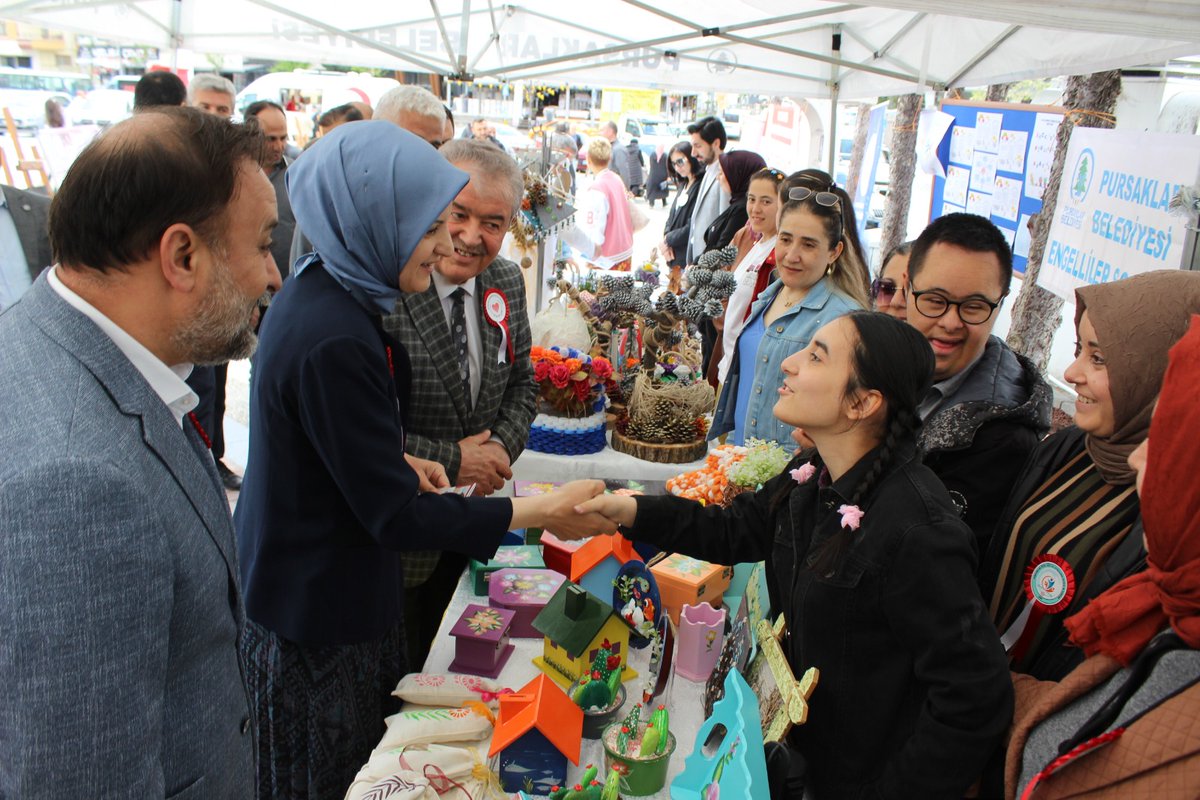 pursaklar_ank's tweet photo. Kaymakamımız Esengül Korkmaz Çiçekli İlçe Milli Eğitim Müdürümüz Mustafa Kılıçgil ile birlikte Engelliler Haftası kapsamında düzenlenen ilçemizdeki özel çoçuklarımızın birbirinden güzel hazırladıkları el emeği çalışmaların yer aldığı sergiyi gezdi. https://t.co/cLrUVomwRj