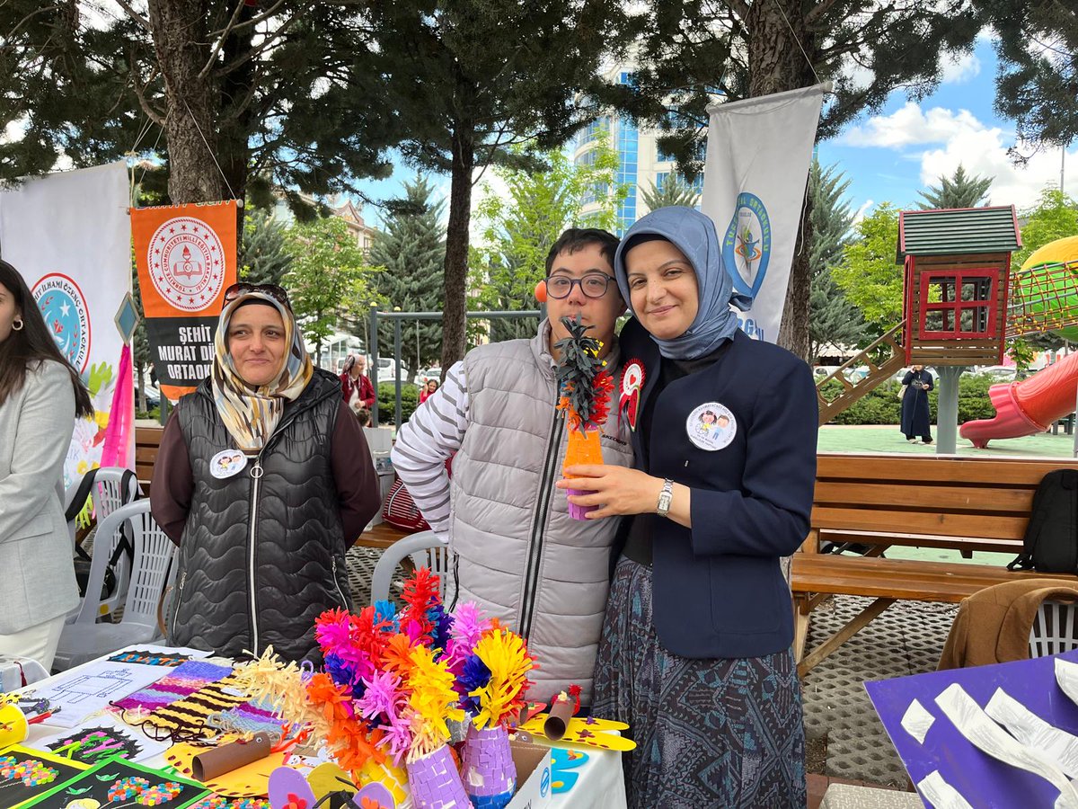 pursaklar_ank's tweet photo. Kaymakamımız Esengül Korkmaz Çiçekli İlçe Milli Eğitim Müdürümüz Mustafa Kılıçgil ile birlikte Engelliler Haftası kapsamında düzenlenen ilçemizdeki özel çoçuklarımızın birbirinden güzel hazırladıkları el emeği çalışmaların yer aldığı sergiyi gezdi. https://t.co/cLrUVomwRj