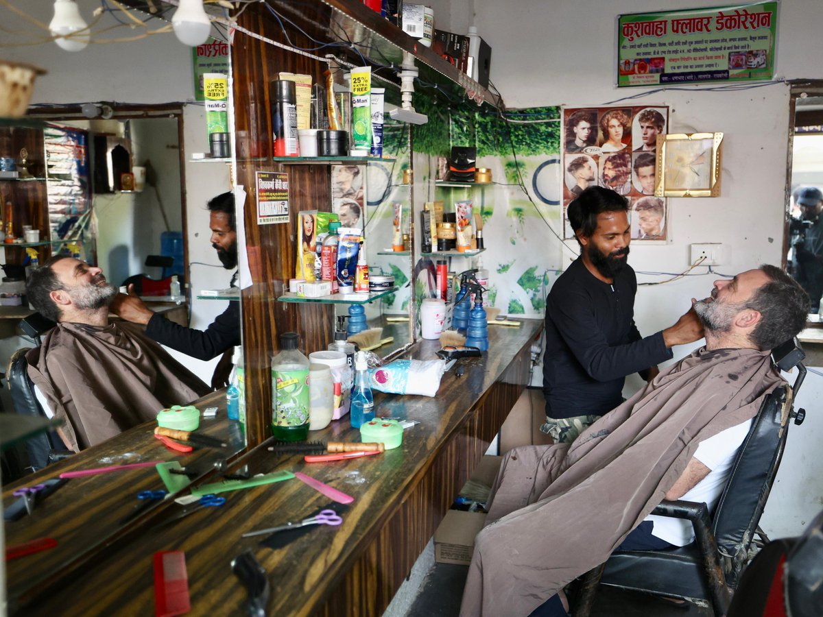 सादगी की मिसाल है, बंदा ये कमाल है! रायबरेली में एक लोकल दुकान पर रुककर अपनी दाढ़ी को सेट करवाते राहुल गांधी। #CongressAaRahiHai #thunderstorm #MumbaiWeather #GTvsKKR