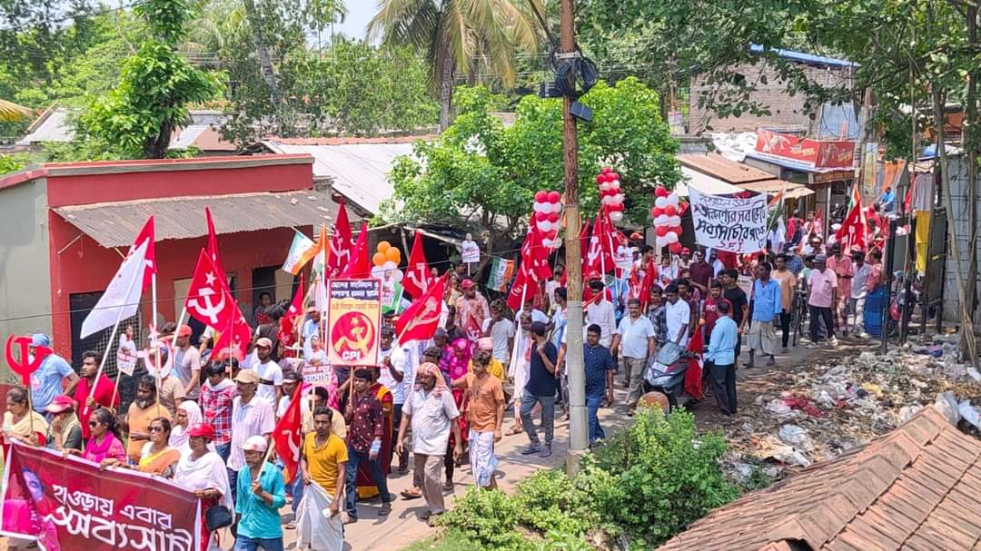 চাঁপাতলা থেকে মানিকপুর এক বিরাট পদযাত্রা হাওড়া লোকসভা কেন্দ্রে। তাপমাত্রার বাড়া বা কমা ওপর মিছিলের দৈর্ঘ্য প্রস্থ আর নির্ভর করছে না, মানুষের স্বতস্ফূর্ত সারা সত্যিই সাহস যোগাচ্ছে। মিছিলে ছিলেন সিপিআই(এম) রাজ্য সম্পাদক মহ: সেলিম, জেলা সম্পাদক সহ নেতৃত্ব। @salimdotcomrade