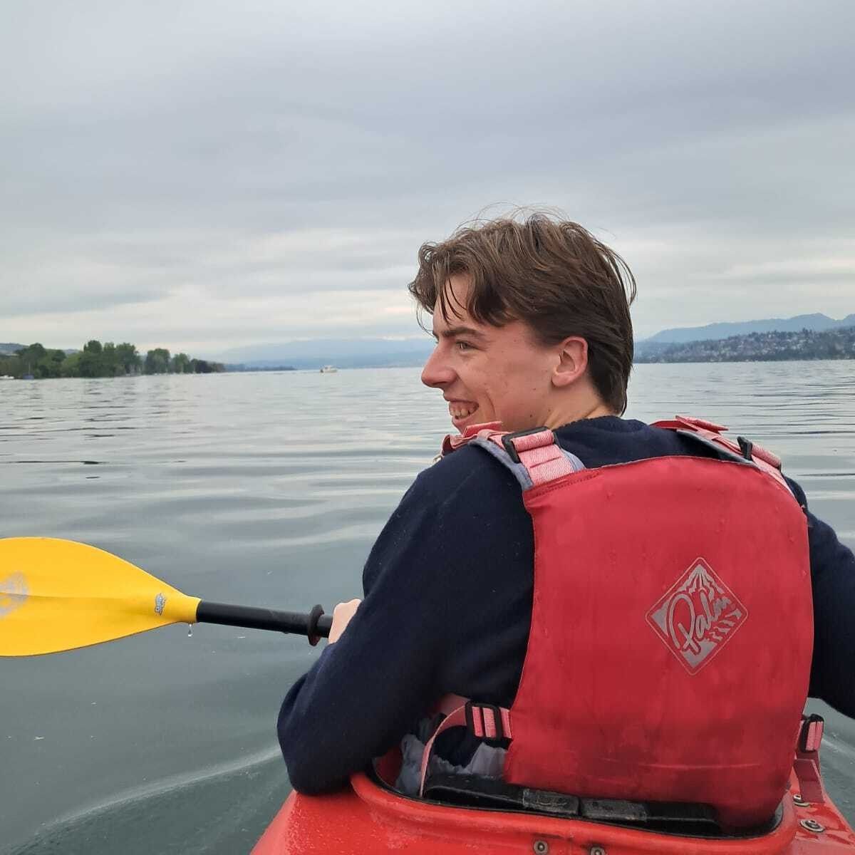 CARIFYcars's tweet photo. Das CARIFY Team hat einen fantastischen Morgen auf dem Zürichsee verbracht 🛶
Diese gemeinsame Erfahrung vor hat nicht nur die Muskeln gestärkt, sondern auch unseren Teamgeist!
#CARIFY #Team #Startup #Schweiz #Zürich #AutoAbo https://t.co/pZ0GQJ6XQb