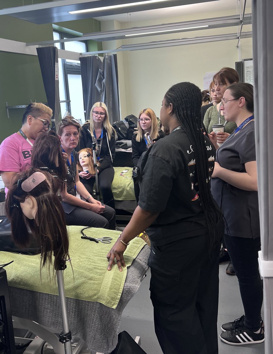 Hairdressing students have been fortunate enough to learn hair extension techniques and skills from Belle Academy today 💆🏻‍♀️✨

#hairdressing #hairandbeauty #belleacademy