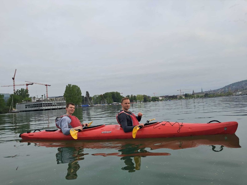 CARIFYcars's tweet photo. Das CARIFY Team hat einen fantastischen Morgen auf dem Zürichsee verbracht 🛶
Diese gemeinsame Erfahrung vor hat nicht nur die Muskeln gestärkt, sondern auch unseren Teamgeist!
#CARIFY #Team #Startup #Schweiz #Zürich #AutoAbo https://t.co/pZ0GQJ6XQb