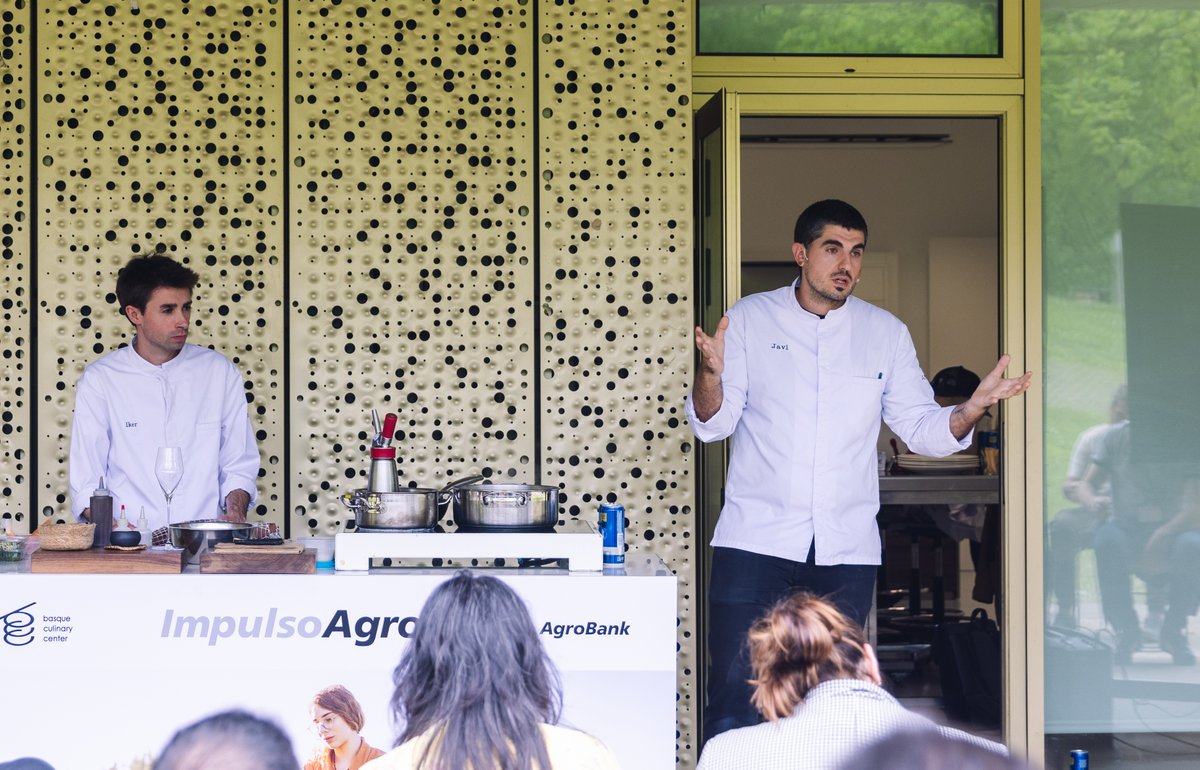 bculinary's tweet image. 👥 ¡DAMOS PASO A LOS TALLERES! En #ImpulsoAgro de @AgroBank_CABK, Javi Rivero e Iker Iriarte de AMA Tolosa han destacado la relación de los/as productores con el restaurante &amp;amp; Anais Iglesias ha dirigido una dinámica de trabajo colaborativa #100JóvenesTalentos