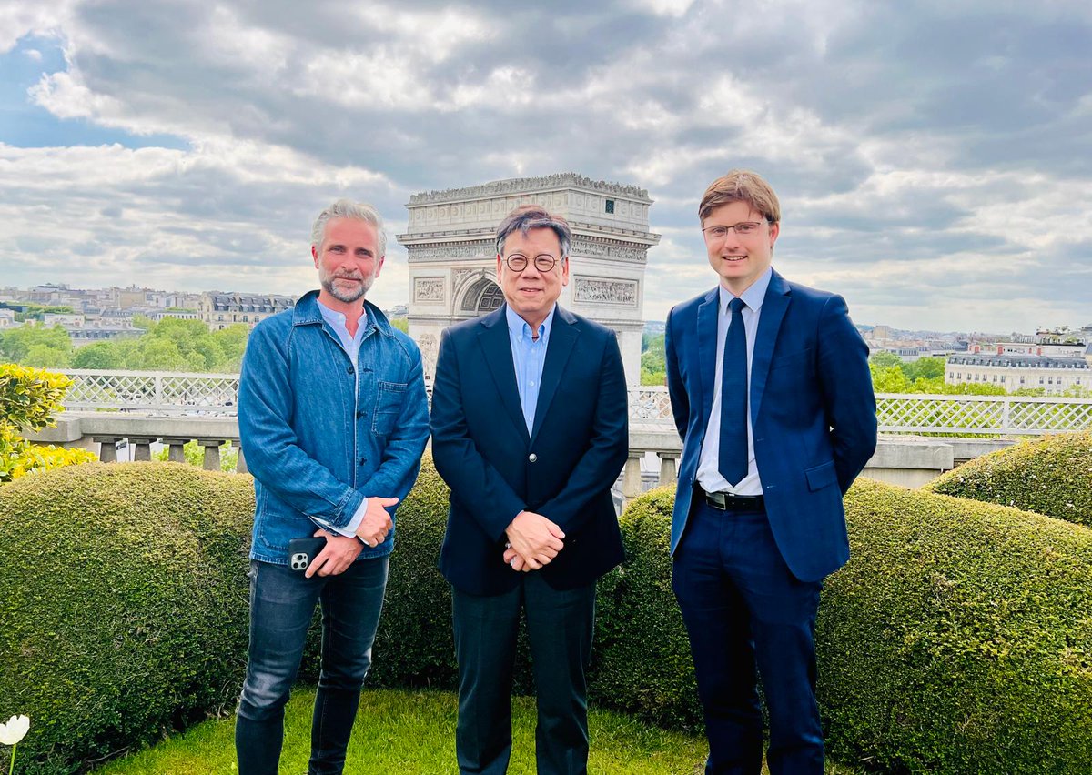 Réception chez <a href="/vivendi/">Vivendi</a> du Secrétaire d'état au commerce et au développement économique de #HongKong Mr Algernon Yau, JP en présence de l'équipe d'<a href="/InvestHK/">InvestHK</a>.