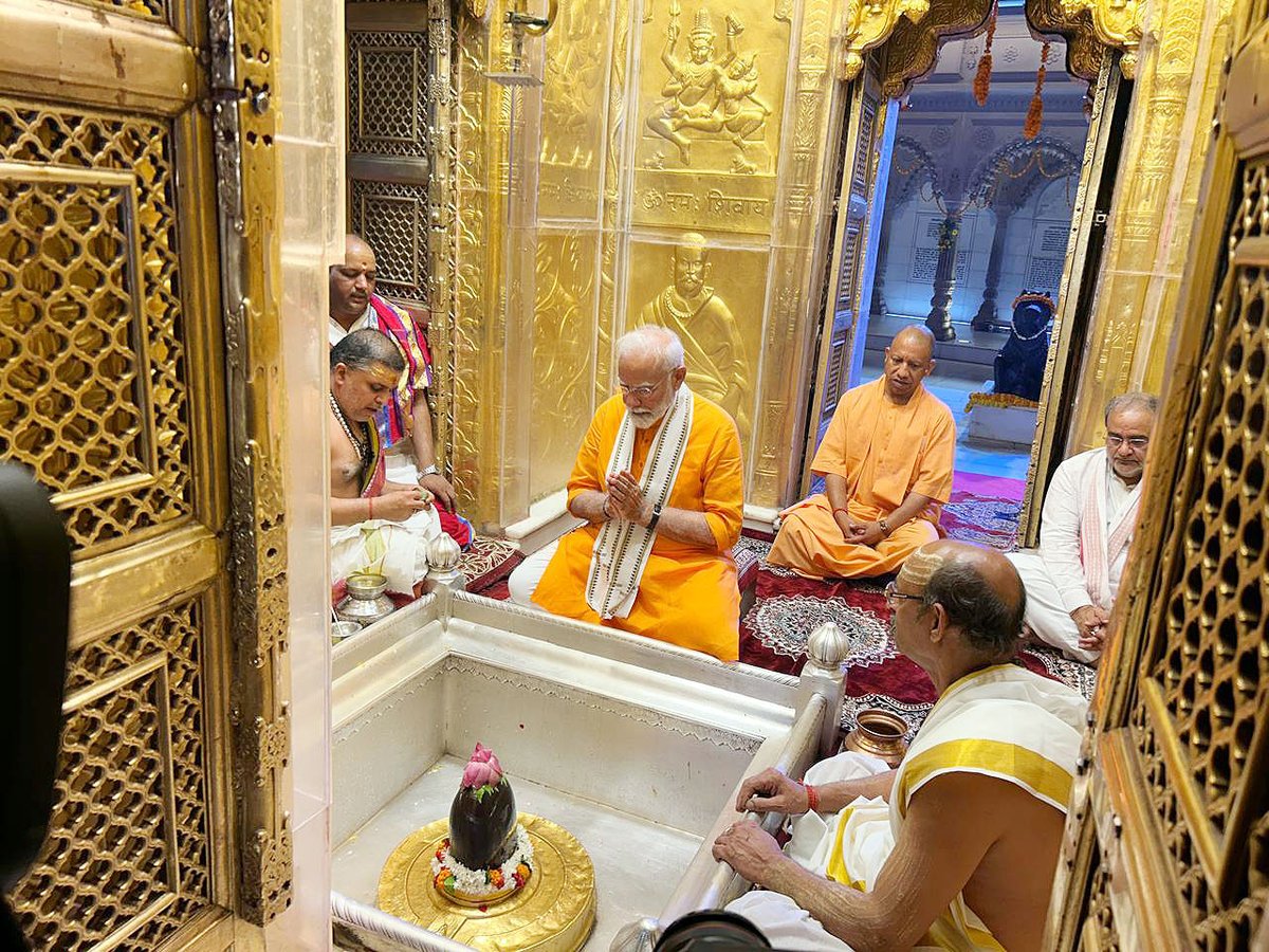 VishvasSarang's tweet image. हर हर महादेव🚩

आदरणीय प्रधानमंत्री श्री @narendramodi जी ने काशी विश्वनाथ मंदिर में की पूजा-अर्चना।

#PMModiInKashi
#HamaarKashiHamaarModi