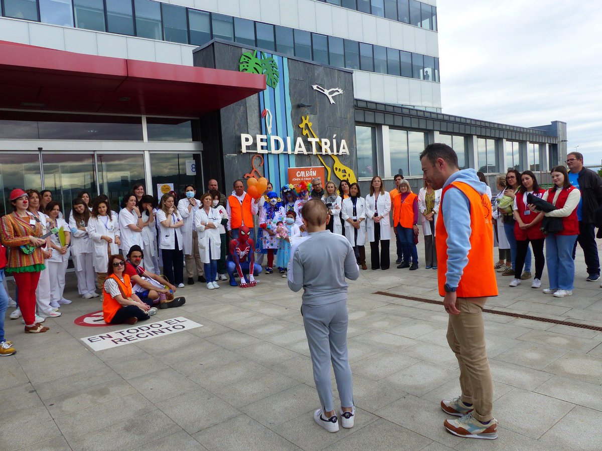 martaelr's tweet photo. Un año más, gracias a todas las personas que hacéis posible que se cumplan los derechos de los niños y niñas hospitalizados en el @HUCA_Asturias.
#DiaNiñoHospitalizado 
@Aflote @asoc_galban @Clowntigo @CRE_Juventud @Capgemini_ES @fpdeseo #NaricesAzules 
🏥👩🏻‍⚕️👨🏼‍⚕️🧑🏼‍🏫🤡🧡👨🏼‍⚕️❤️💙🎈📸 https://t.co/kur9OM8bcU