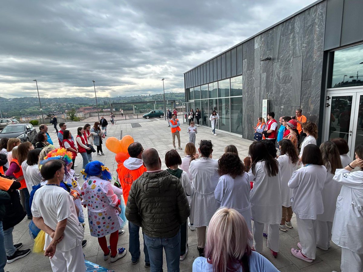 martaelr's tweet photo. Un año más, gracias a todas las personas que hacéis posible que se cumplan los derechos de los niños y niñas hospitalizados en el @HUCA_Asturias.
#DiaNiñoHospitalizado 
@Aflote @asoc_galban @Clowntigo @CRE_Juventud @Capgemini_ES @fpdeseo #NaricesAzules 
🏥👩🏻‍⚕️👨🏼‍⚕️🧑🏼‍🏫🤡🧡👨🏼‍⚕️❤️💙🎈📸 https://t.co/kur9OM8bcU