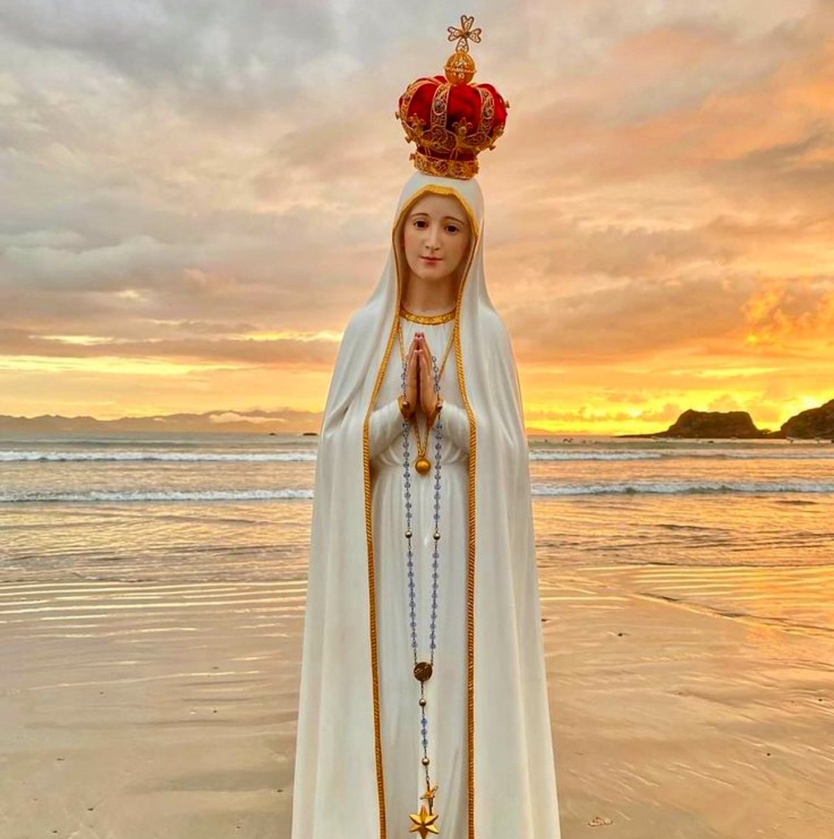 Día de la Virgen de Fátima. Que María nos acompañe, proteja y lleve siempre a Jesús. #VirgendeFátima #VirgendeFatima