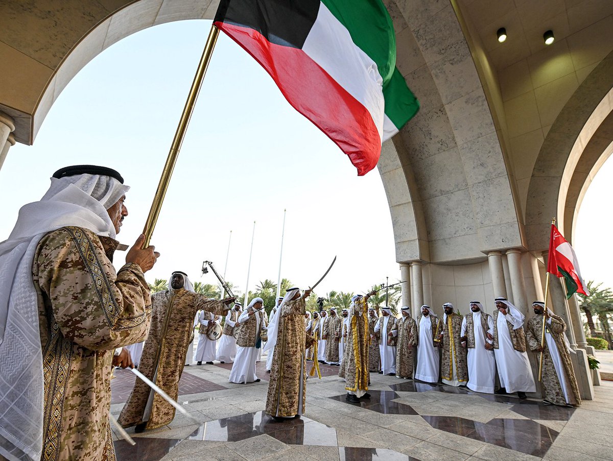 مراسم استقبال رسمية لحضرة صاحب الجلالة السلطان هيثم بن طارق المعظم سلطان سلطنة عمان الشقيقة في المطار الأميري

- تلويح بأعلام البلدين وترديد العبارات الترحيبية لدى خروج الموكب الرسمي المقل لجلالته بمعية أخيه حضرة صاحب السمو أمير البلاد الشيخ مشعل الأحمد الجابر الصباح

- عند وصول