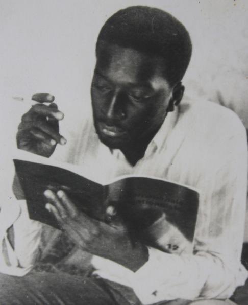 arol_ketch's tweet photo. Il y a 51 ans la mort de Omar Blondin Diop, le génie assassiné

Né en 1946 à Niamey et décédé le 11 mai 1973 (à 26 ans)dans les geôles de l’île de Gorée,il est connu pour être normalien de l’école normale de Saint-Cloud,même Sedar Senghor n’était pas parvenu à réussir ce concours https://t.co/TGEYdiHuEI