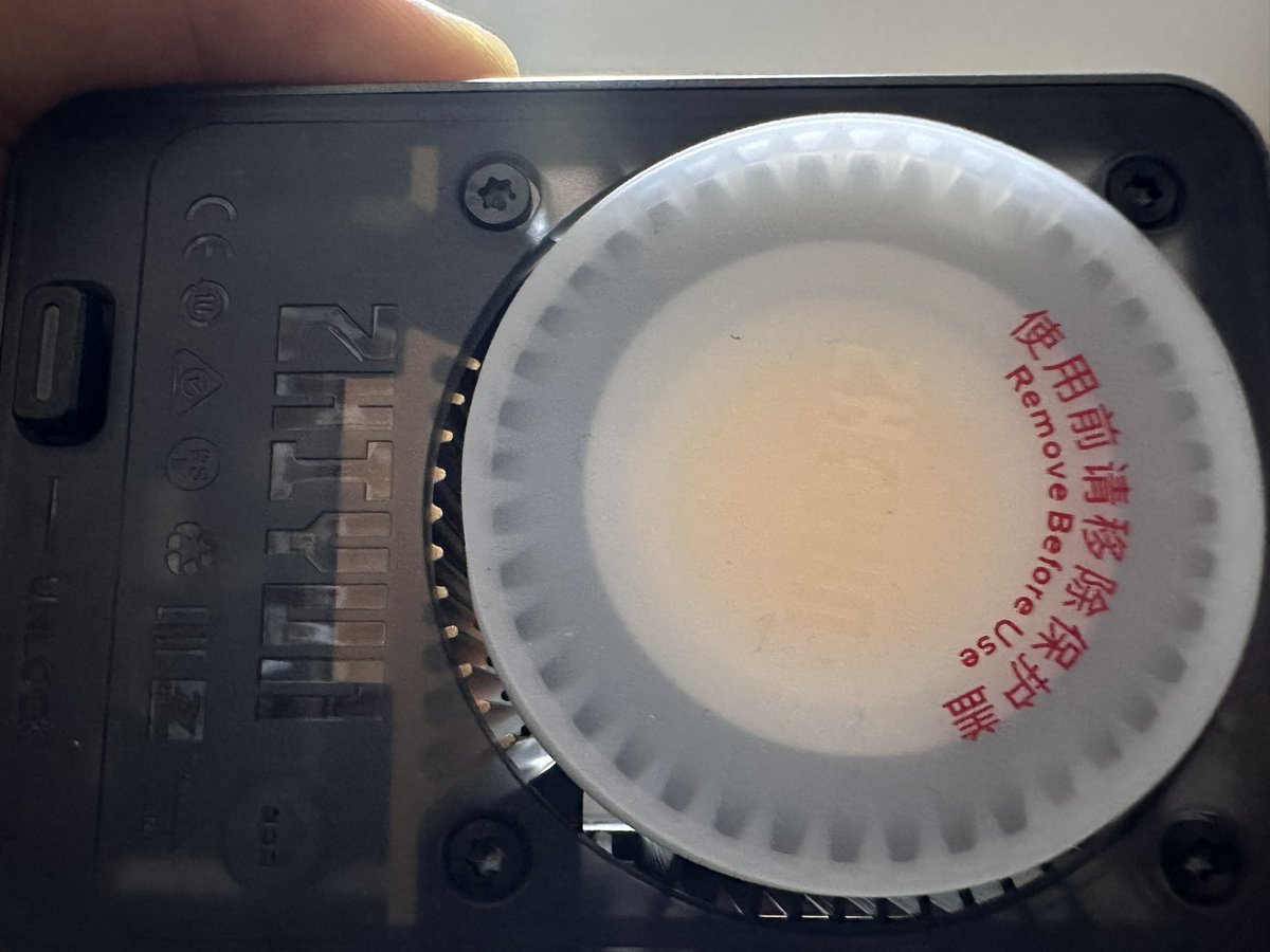 chitarou89's tweet photo. zhiyun x60を入手したのだが
x100にも　G60にもついてなかった

LEDの照射面の保護カバーが付いてた！

Zhiyunさん
これ　単品で売ってくんないかな？
移動が多い私にとって　機材の安全な輸送は重要なポイントなんです

#Zhiyun さん https://t.co/pmM8D9F38s
