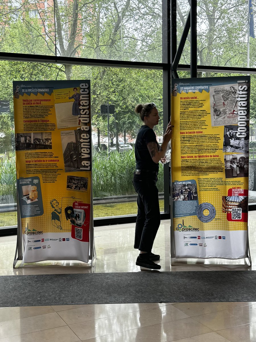 Montage de l’exposition Commerce à voir dans le hall de la Région à Lille du 14 au 30 mai
