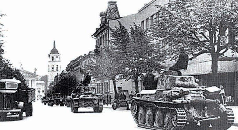 Zacznijmy tę opowieść w czerwcu 1941. Zaczyna się niemiecki atak na ZSRS. Niemcy błyskawicznie prą do przodu. Po 3 dniach wkraczają do Wilna.

Litwini witają ich entuzjastycznie. Próbują tworzyć w mieście litewską administrację. 

Niemcy mają jednak inne plany.

2/