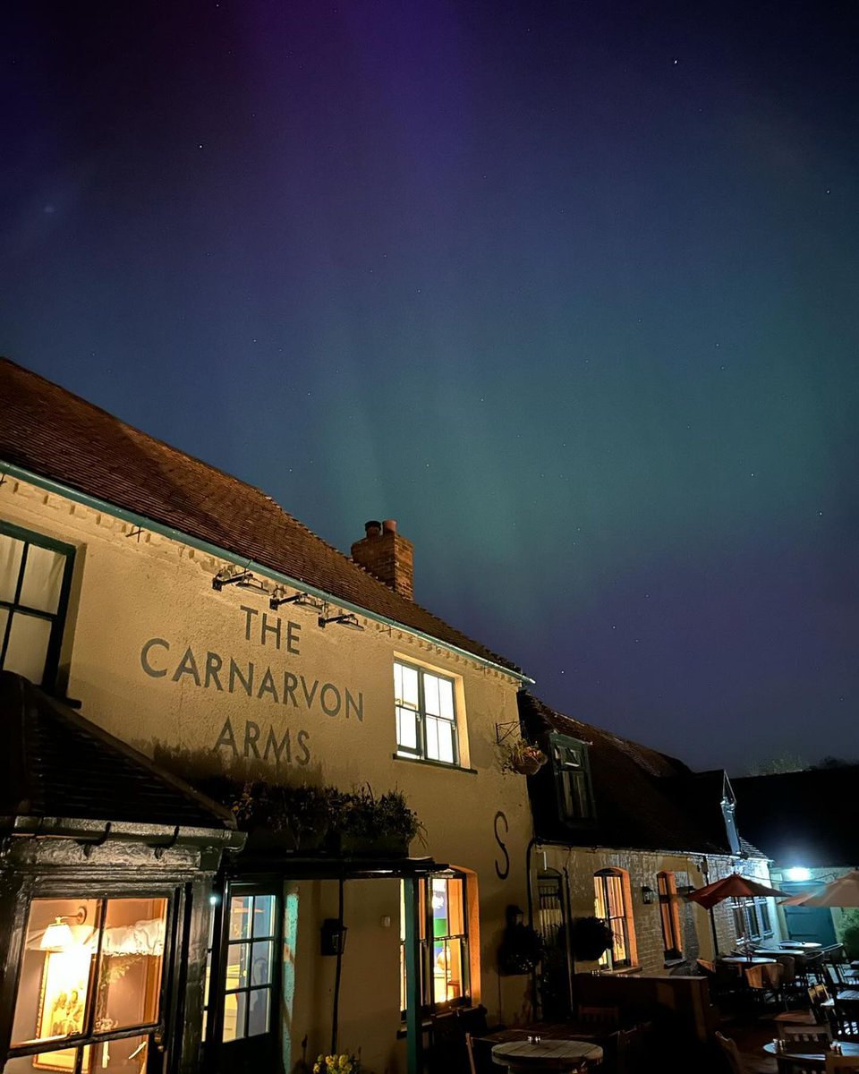 Last orders and lights up 📍 @carpentersarms4 #YoungsPubs #NothernLights #AuroraBorealis #Tonbridge