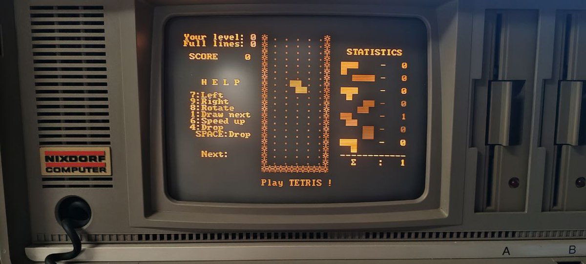 Mupin_It's tweet photo. Il 6 giugno 1984, esattamente 40 anni fa, è stato pubblicato per la prima volta il gioco #Tetris dal suo creatore Aleksej Leonidovič Pažitnov
Lo vedete in esecuzione su uno dei nostri retroPC, un Nixdorf trasportabile 
#RETROGAMING #retrogames https://t.co/5k187DrVg7