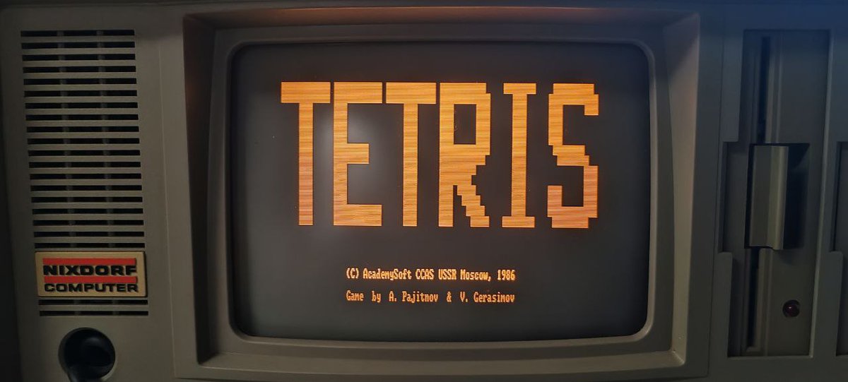 Mupin_It's tweet photo. Il 6 giugno 1984, esattamente 40 anni fa, è stato pubblicato per la prima volta il gioco #Tetris dal suo creatore Aleksej Leonidovič Pažitnov
Lo vedete in esecuzione su uno dei nostri retroPC, un Nixdorf trasportabile 
#RETROGAMING #retrogames https://t.co/5k187DrVg7