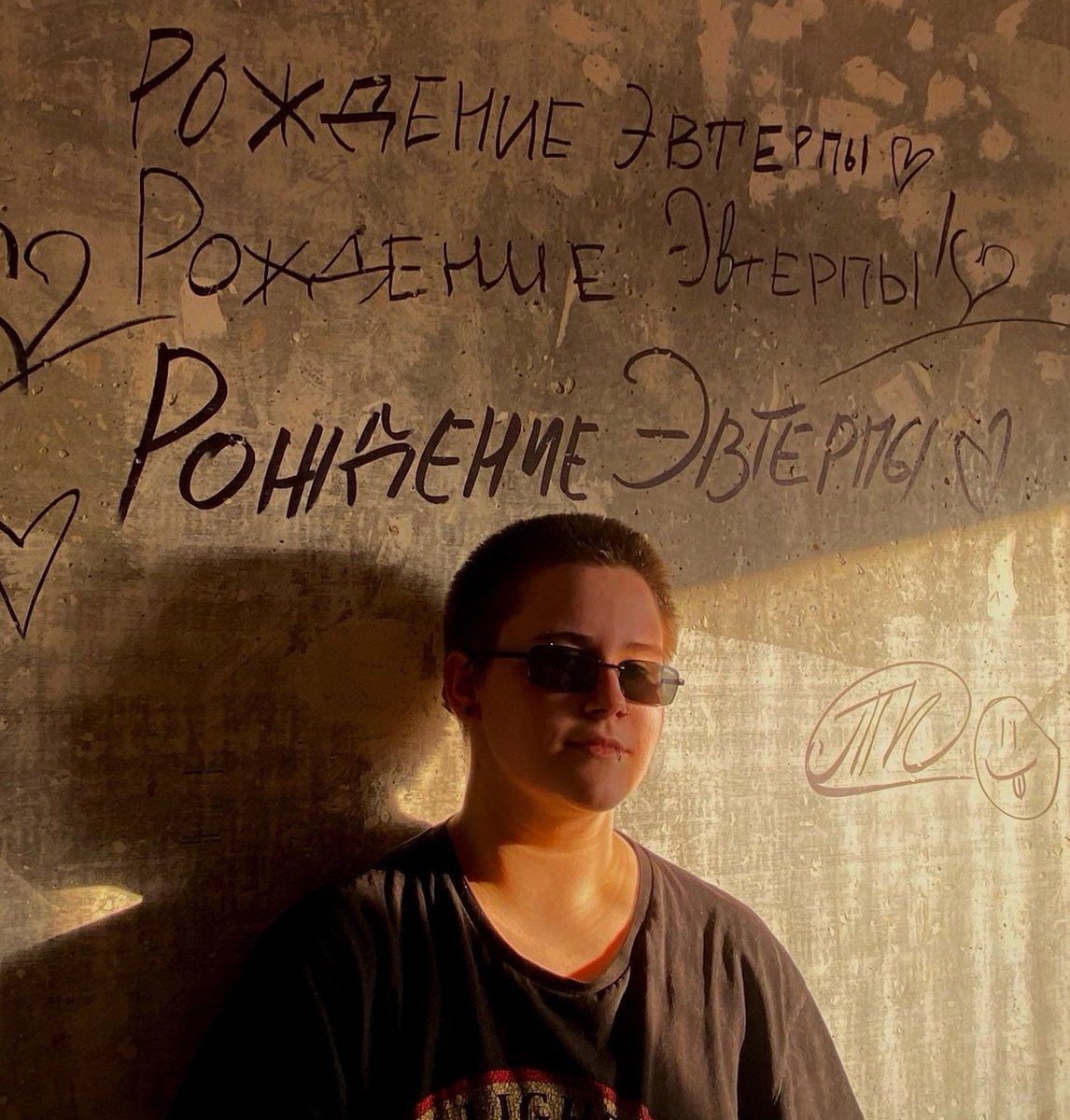 mraz3z's tweet photo. Она &amp; что она слушает https://t.co/J4uRytHrBD