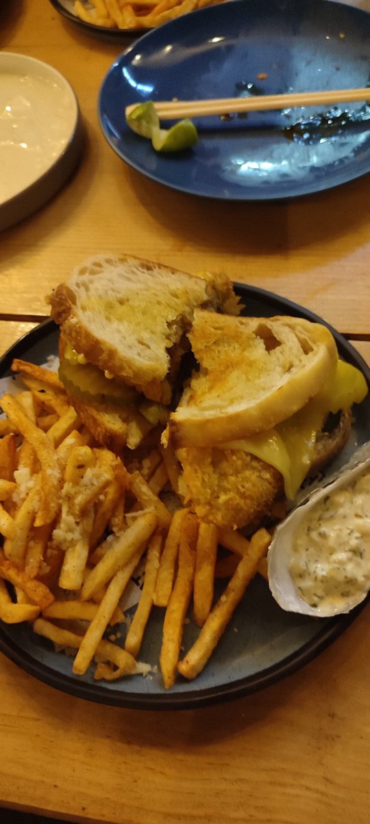 comounpescado's tweet photo. Un sándwich con ostra ahumada y rebozada .....eso no mas les digo. Increíble en Oyster House en La Paz #OysterFest https://t.co/JjvmaXy6jv