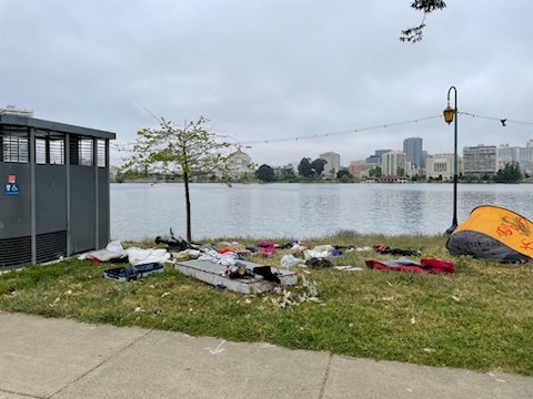 pavlovlover's tweet photo. @henrykleeKTVU
@MayorShengThao
#LakeMerritt this morning #NikkiBas district. #Oakland spent thousands of $ for this fancy loo, only to end up looking like other #crimecamps
Lake Merritt is the crown Jewel of Oakland PLEASE Treat it as such. https://t.co/pZPKlrmMF4
