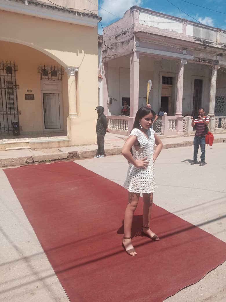 DirectorCultMy's tweet photo. Con un desfile de modas, con piezas de nuestros artesanos artistas, da comienzo la exposición de la ACAA en la Galería Arìstedez Fernàndez de Güines.
#Mayabeque 
#JuntosPorMayabeque 
#CubaEsCultura https://t.co/IP699eZQrt