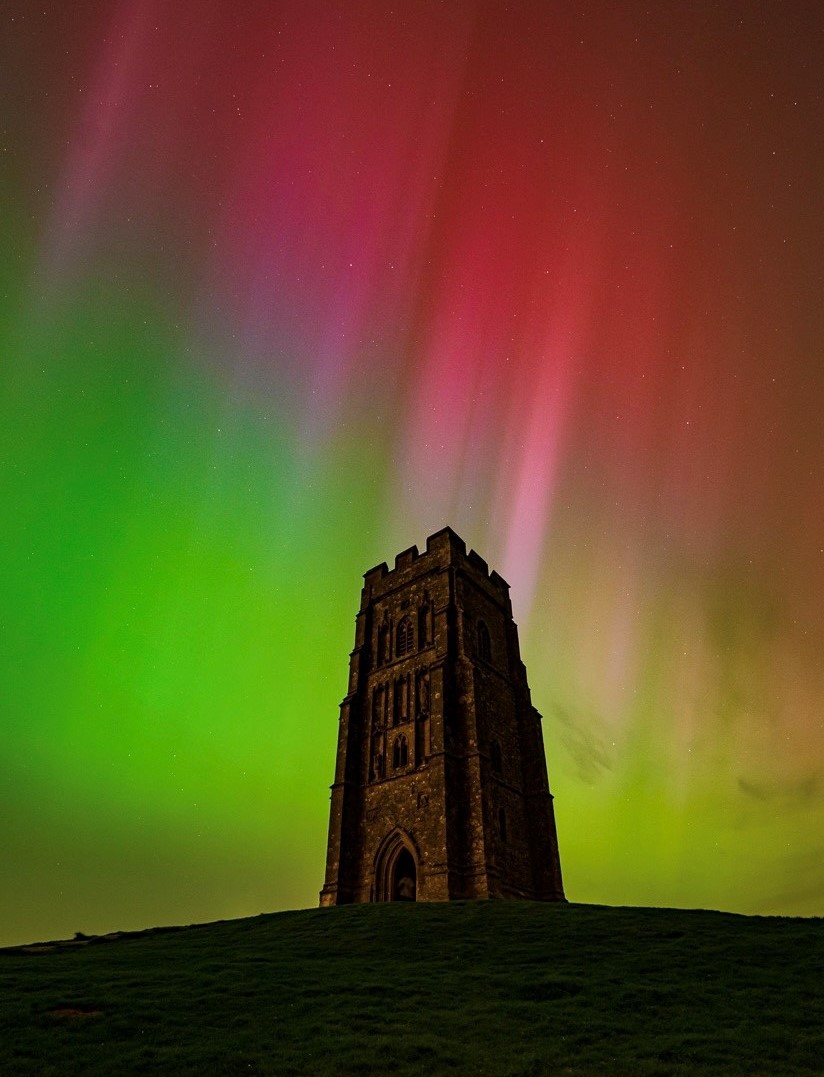 #GlastonburyTor illuminated by the incredible colours of the #aurora on Friday night 🤩 📸 @Glastomichelle