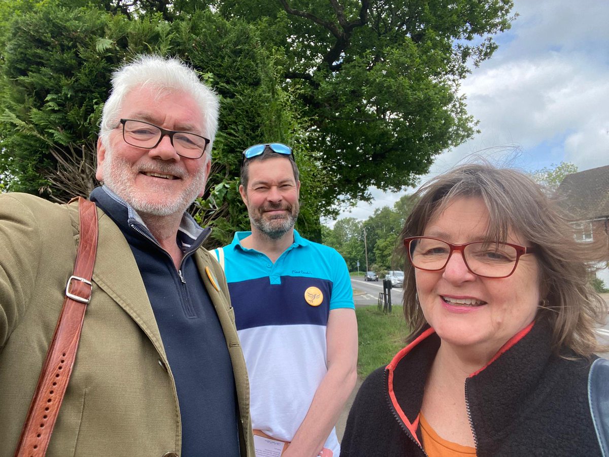 Some fantastic support for Lib Dem 🔶 parliamentary candidate for #GodalmingandAsh, @PaulDFollows, on the doorsteps of beautiful #Bramley 🌿 this lunchtime 🙏