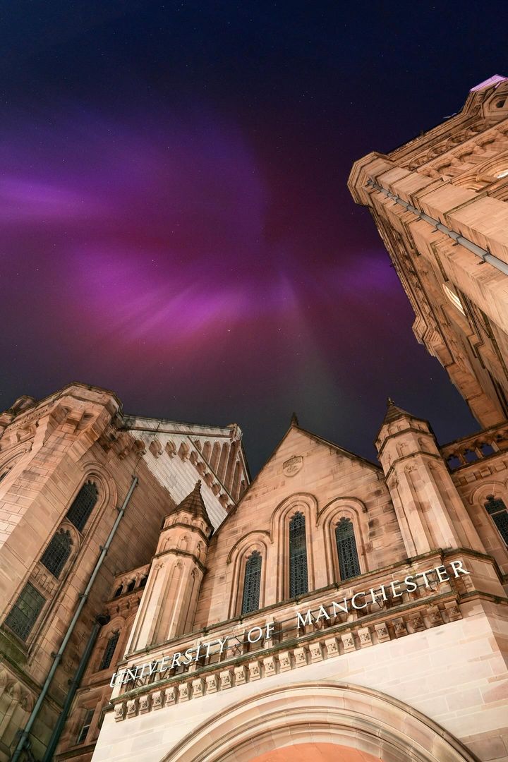 Just wow 😍🤩 The Northern Lights over campus, captured perfectly by our Instagram follower gao.ggg. Who was lucky enough to spot them on Friday night? #northernlights #universityofmanchester #aurora