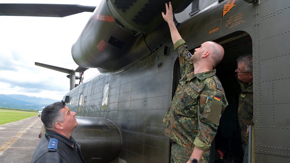 Informationsaustausch bei #SwiftResponse: Kommandeur der 🇷🇴 Luftwaffe Generalmajor Baraboi besucht die Soldatinnen & Soldaten in #Karansebesch. Auf dem Flugplatz informiert er sich über die Leistungsfähigkeit der Hubschrauberkräfte. Besonders von Interesse – der #NH90.