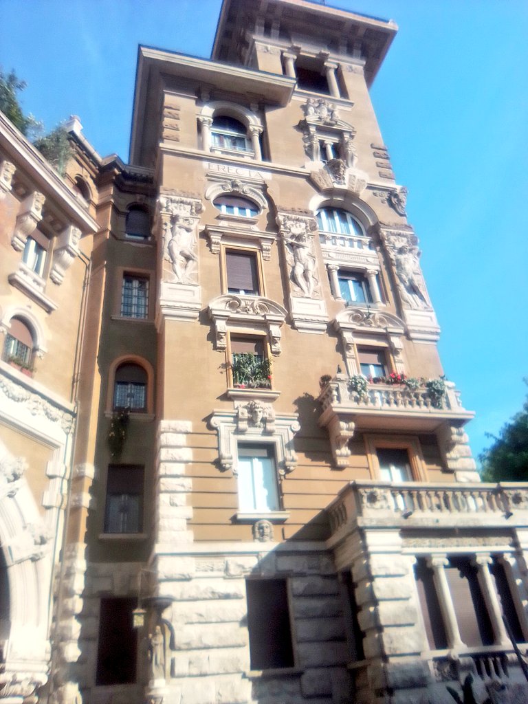 MLFranciolini's tweet photo. #Roma #PiazzaMincio #Coppede #photography https://t.co/KCHL4zrasT