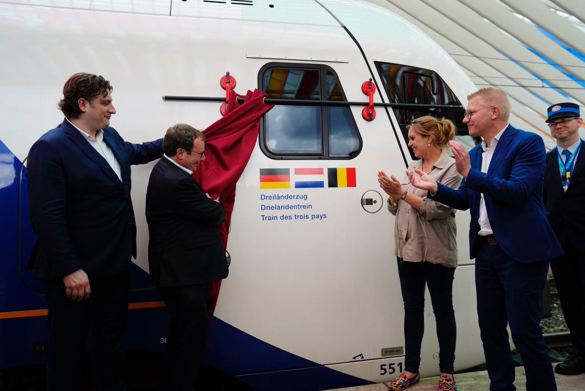 De eerste officiële testrit is gemaakt in de drielandentrein en binnenkort mag jij ook! De splinternieuwe trein tussen Luik, Maastricht en Aken rijdt vanaf 9 juni ieder uur en is daarmee de allereerste regionale trein die drie landen met elkaar verbindt. bit.ly/3UFePtl