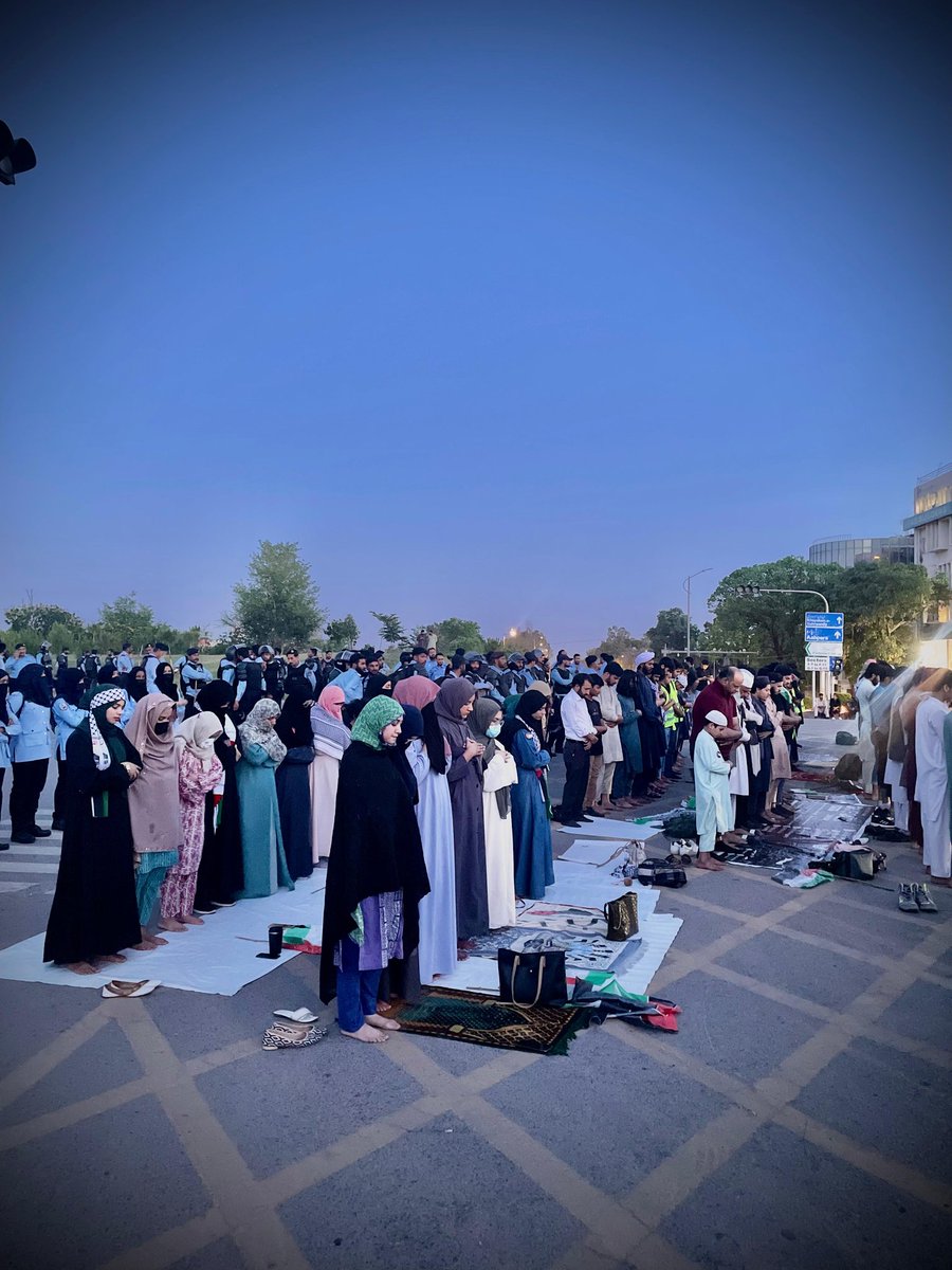 Pak_PalForum's tweet photo. #SaveGazaCampaign has started the Day &amp; Night Sit-In Protest at D Chowk despite @ICT_Police's efforts to block our way. 

#Dharna4Rafah will continue till @GovtofPakistan mobilizes its forces to stop #Israeli aggression in #Gaza. 

#NowOrNever

@HamidMirPAK @ImranRiazKhan https://t.co/I4tlY7qEno