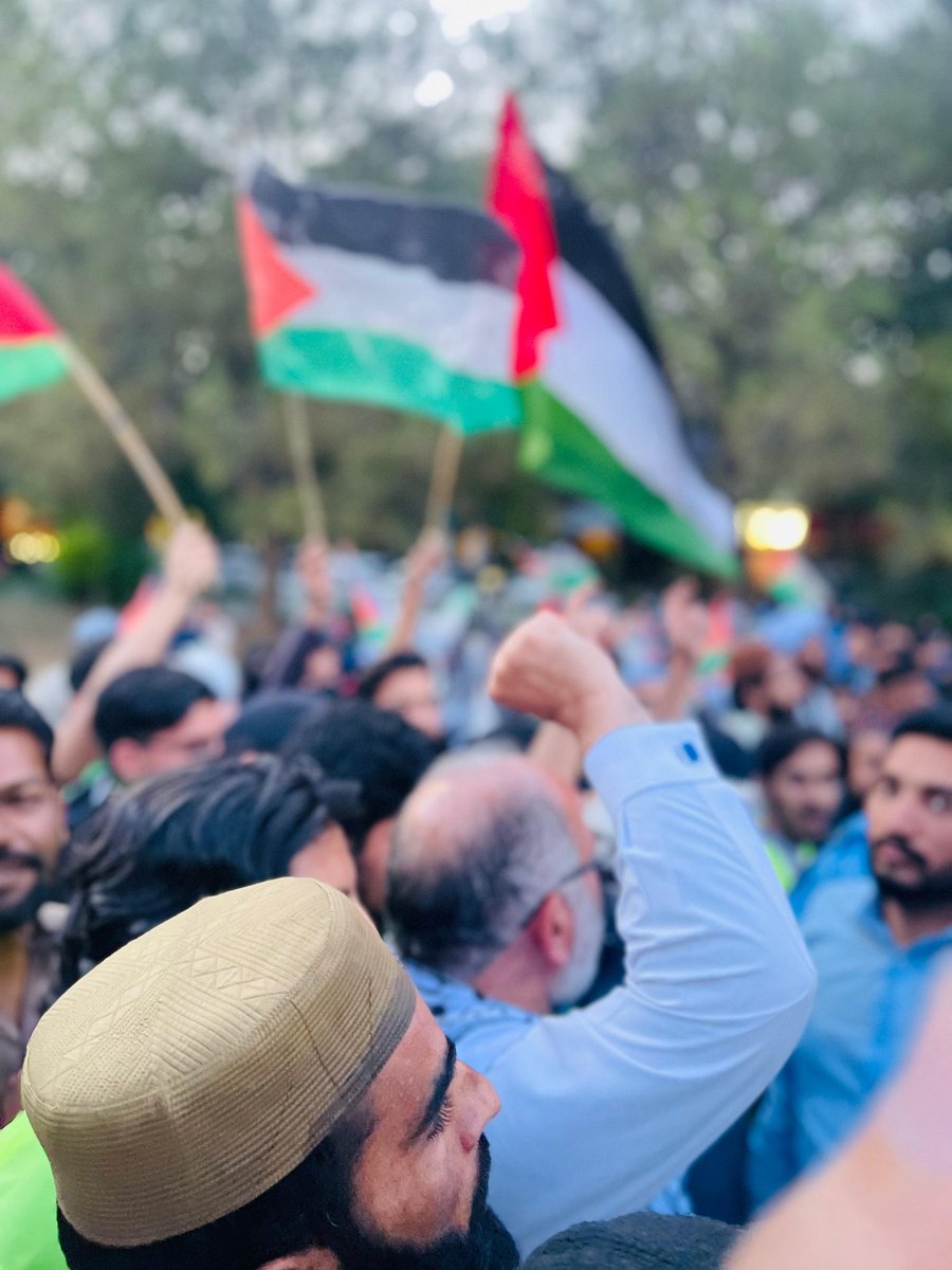 Pak_PalForum's tweet photo. #SaveGazaCampaign has started the Day &amp; Night Sit-In Protest at D Chowk despite @ICT_Police's efforts to block our way. 

#Dharna4Rafah will continue till @GovtofPakistan mobilizes its forces to stop #Israeli aggression in #Gaza. 

#NowOrNever

@HamidMirPAK @ImranRiazKhan https://t.co/I4tlY7qEno
