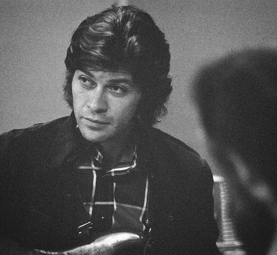 Robbie Robertson photographed by Barry Feinstein 🎸 1974 Tour with Bob Dylan. #theband #robbierobertson