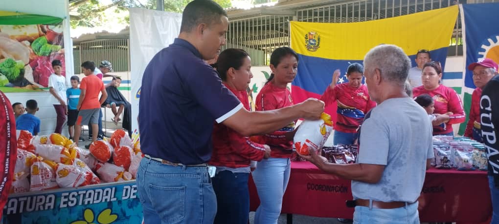 MinAlimenVen's tweet photo. #Portuguesa | A través del una Feria del Campo Soberano el @MinAlimenVen atendió 4 #CLAP para beneficiar 1.300 familias en la  comunidad La Enriquera del municipio Guanare, para abastecer de manera oportuna a la población con proteínas. 💪🏼

#5SeñasDelPueblo https://t.co/dBnniKSa7z