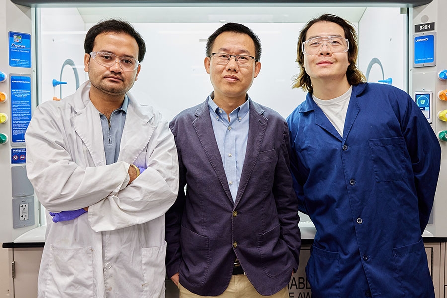 #OU Researchers are finding a carbon-free approach to methane transformation! Led by @OUAME professor Hanping Ding, Ph.D., this study featured in @Nature Communications explores a new catalyst that enhances the process of converting methane. Learn more: ou.edu/news/articles/…