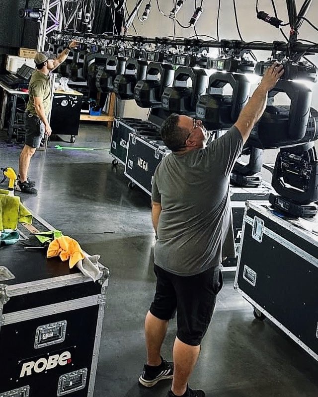 Headed to Orlando for a #MegaPointeMonday with @Zenith_Lighting & @Robelighting #MegaPointe luminaires on the rack.

#therobeway #robelighting #zenithlighting #lightingtech #techlife