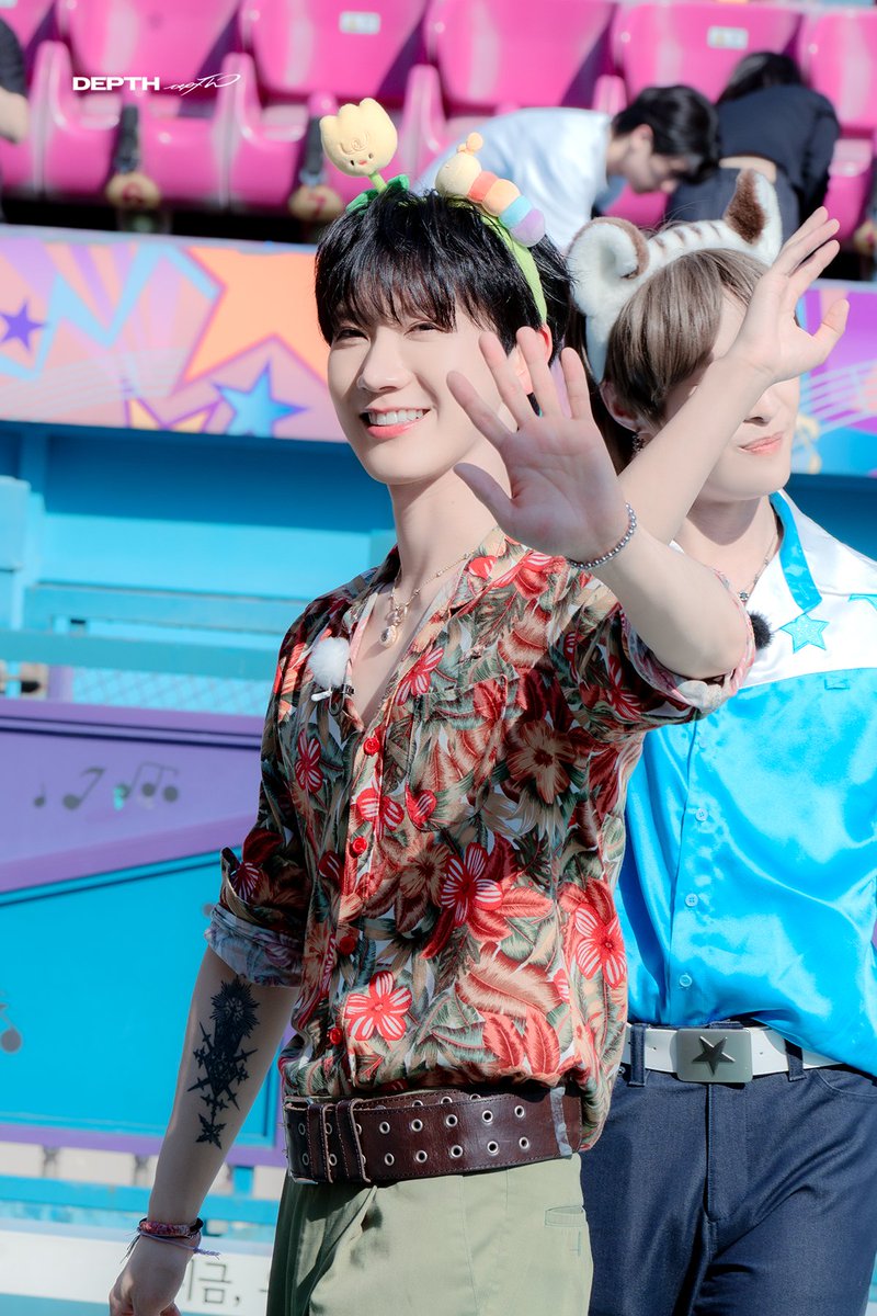 Luisanabts's tweet photo. Como cuando la camisa es horrible, pero te queda hermosa por lo hermoso que sos mi vida!!! 🥰🥰
#TENLEE #TEN #WayV_TEN
@WayV_official https://t.co/wUQUwyNv3l